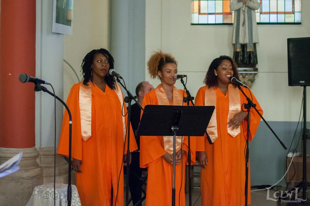 Les chanteuses de Simply Gospel pendant une cérémonie